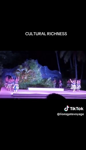 Feeling the aloha from the very first step. The Smith Family Luau is an immersion, not just a show. This is the welcome you deserve. 🌺 #SmithFamilyLuau #Kauai #Aloha #Luau #TravelExperience