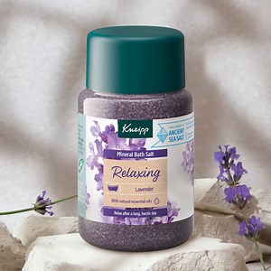 11 reactions | Potřebujete vypnout a načerpat nové síly?  Vyzkoušejte koupelovou sůl Relaxing Levandule, která vás přenese do světa klidu a pohody.  Levandulový esenciální olej vás zklidní, uvolní svaly a pomůže zapomenout na každodenní shon. K tomu všemu zanechá vaši pokožku jemnou a krásně voňavou. ✨ | Kneipp | Facebook