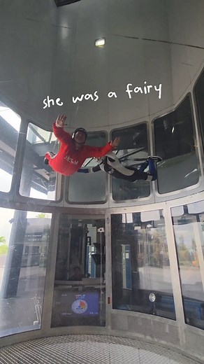 She was a fairy… and you can be one too. ✨🪄 I finally tried indoor skydiving at iFly Singapore — now rebranded as AltitudeX — and it’s easily one of the best adrenaline experiences in Sentosa. What I loved most: ✅ One of the world’s largest indoor skydiving wind tunnels ✅ Safe for first-timers — instructors guide you throughout ✅ You get TWO flights an optional High Fly add-on (worth it!) ✅ Such a fun way to try “skydiving” without jumping off a plane Before you go, here are a few reminders: • 