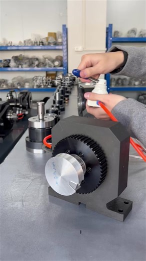 Bi-Directional Pneumatic Chuck Holder for Efficient Clamping