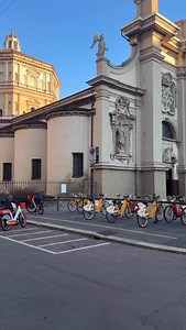 Nel cuore di Milano si nasconde uno dei piú grandi capolavori del Rinascimento, la più grande e imponente chiesa di tutta Milano (subito dopo il Duomo). La Chiesa di Santa Maria della Passione, iniziata nel XV secolo, colpisce per la sua architettura solenne, il grande tiburio e l’atmosfera di profonda armonia artistica. La solenne e monumentale cupola ottagonale fu realizzata nel 1530 da Cristoforo Lombardo (formatosi alla Fabbrica del Duomo), con un'altezza di oltre 50 mt e un diametro di 40 m