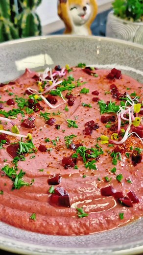 Mousse de betterave légère au fromage frais – une recette simple, colorée et ultra savoureuse ! Parfaite en apéro ou en entrée fraîche. Ingrédients : 4 betteraves cuites 1 boîte de fromage frais (250/300g) 🧀 1 échalote 🧅 Le jus d’un demi citron 🍋 Sel & poivre 🧂 Un filet de vinaigre balsamique 🍷 1 c. à c. de miel 🍯 Topping : persil frais 🌿 huile d’olive extra vierge 🫒 Mixez, assaisonnez, dressez… et régalez-vous ! #recettefacile #moussedebetterave #cuisinehealthy #faitmaison #entréefraîch