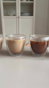 STEM: Hvordan foretrækker du din kaffe? ☕ Med mælk, uden, med lidt mælk – eller måske endda med lidt sukker også? De fleste kaffedrikkere ved præcis, hvordan de foretrækker deres kaffe serveret, men hvordan vil du helst nyde din? Fortæl i kommentarfeltet, hvordan den bedste kop kaffe er sat sammen i din optik 🥰 Psst … Krus, mælkekande og stempelkande i videoen er alle fra Bodum, og du finder alle tre ting her 👉 https://www.imerco.dk/alle-varer?productids=100005932,100318249,100006297 | Imerco