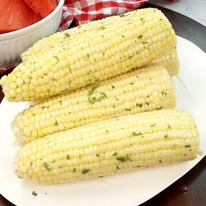 Recipe👉https://butteryourbiscuit.com/microwave-corn-on-the-cob/ Microwave corn on the cob is a no-fuss, quick and easy method with no shucking! Once you made it this way you may never make it any other way, it's that easy! | Butter Your Biscuit