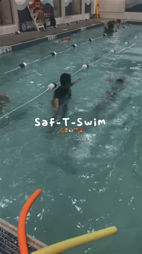 November is here, but swimming season never ends! 🍁💦Enroll now for fall & winter swim sessions! | Saf-T-Swim of Little Neck