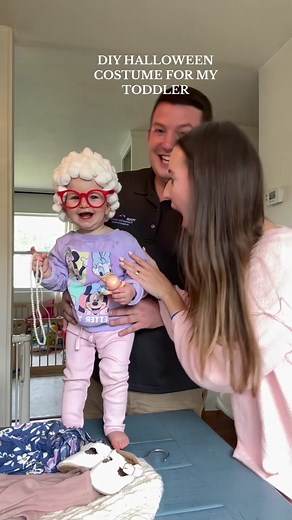 Easy DIY halloween costume for my toddler 👻👵🏼✨ #diyhalloweencostumes #toddlercostume #babycostume #grandmacostume #babyhalloween #toddlerhalloweencostume #diymom #diytoddlercostume #funnybabycostume #momlifeiscrazy #firsttimemom #motherhood