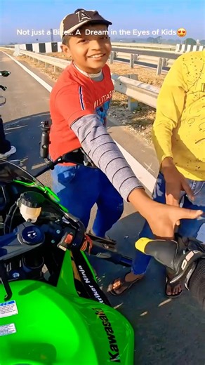 They were just kids… dreaming big 😍#zx6r #yshorts #trending #kidsreaction #publicreaction #rider