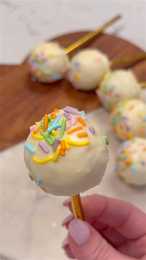 The easiest Easter dessert 🍭🐣✨ #easydessert #cakepops #eastertreats #EasyRecipe #Easter