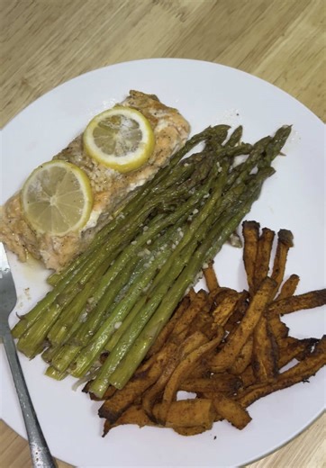 This is how I make baked salmon that was frozen. If you give this recipe a try, let me know how it turns out in the comments!! 🤍🍣🤍 Ingredients: -aluminum foil -Frozen or fresh salmon -One whole lemon -Minced garlic -unsalted butter sticks -seasoned salt -accent -lemon pepper -Onion powder -Garlic powder -Pepper ##salmonrecipe##recipe##FYP##foodie##fyp##ovenbaked##foodtiktok##food##howto