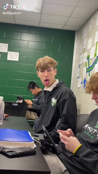 ray (@user6666111112)’s videos with famous ppl usin my sound - avi