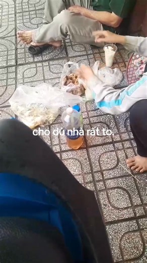 Mặt dù nhà rất to.mà ăn cơm xin khg. | Bđs Tony Dũng Vlogs | Facebook