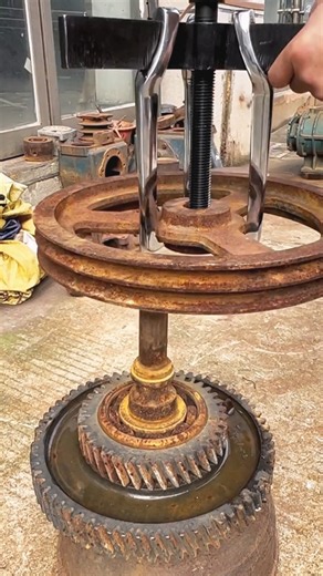 How to Remove a Pulley from a Steel Shaft 🎉 Easy Pulley Removal Trick 👍 #craft #handmade #skills