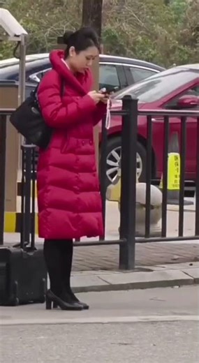 Flight attendant in down jacket - passerby perspective #Homepage Dating Information