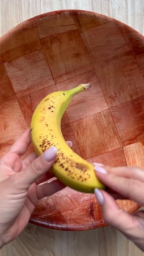 415K views · 777 reactions | Flourless chocolate muffins Ingredients: 3 ripe bananas- 1 cup creamy peanut butter- 2 large eggs- 1 tsp vanilla- 1/4 cup honey or maple syrup- 1/4 cup cocoa powder- 1 tsp baking soda- 1/4 cup dark chocolate chips optional—Bake at 350F for 18-20 minutes or until the toothpick comes out clean. Allow it to cool completely before serving. | Healthy Fitness Meals | Facebook