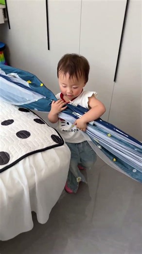 小宝宝给姐姐安排蚊帐！再也不怕蚊子了！#实用好物#好物推荐 #funny