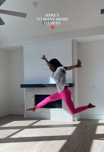 In my mind I can do a Grand Jeté- or a split leap.. but clearly it’s only in my mind.😂 Time to start working on my splits. As someone who never took dance but loves it.. it’s never to late to learn ❤️ #dancing #firsthome #fyp #imjustagirl #havingfun