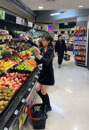 외국 마트에서 태엽인형 쇼핑하기