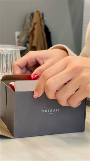 Der @origami_coffee.jp Dripper vereint minimalistisches Design mit maximaler Funktion. Gefertigt aus feinstem Mino-Porzellan aus Tokio City, Japan, sorgt seine charakteristische gerillte Form für optimalen Wasserfluss und eine gleichmäßige Extraktion – perfekt für Filterkaffee. Im Video verwendet: Kilimanjaro Single Origin Filter – Rarity Line 87 Dieser Kaffee kommt direkt von @aidabatlle – der ersten Frau, die den Cup of Excellence in El Salvador gewonnen hat – ideal für die Handfilterzubereitu