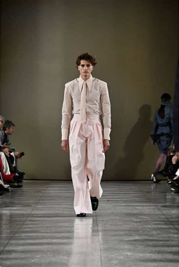 Model Walks: Behind the Scenes of Fashion Shows