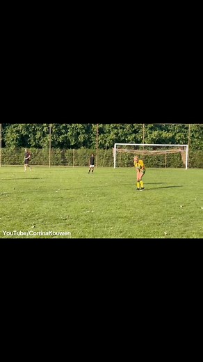 Een echte voetbalLOEDER toch? OMG wat erg🤣😳🙈 #bloopers #voetbal #moeder | Corrina Kouwen