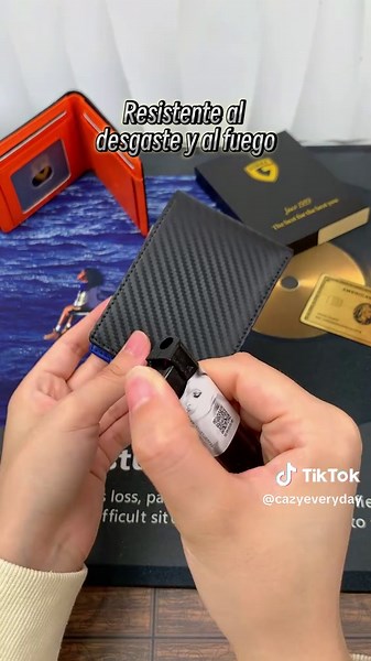 Stylish Men's Wallet: Ultra-Thin Carbon Fiber Design