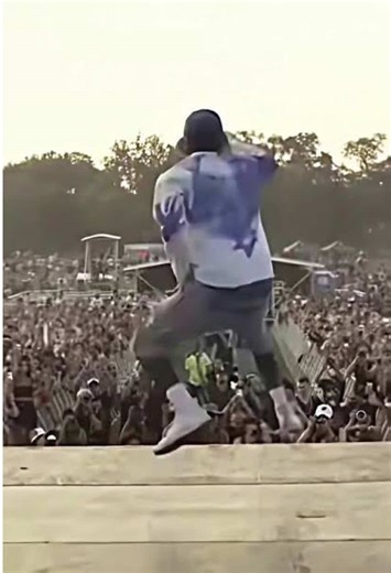 Lil Yachty - Coffin を和訳しました。 日本でもアトランタのノリのようなムーブができていますが、彼もアトランタ出身の1人です。 FUTUREとは少し違う路線をいく彼ですが、「俺が主役」というより、It's us 「俺たちが主役」というタイプの人間です。 彼が主張するのは、とにかく、楽しいかが1番大事。 何をやるにしても、そこが大切ですね。 タイトルのcoffinとは、棺桶を表しますが、これは、夜の営みで、イかせて気絶させるという意味のダブルミーニングになっています。 楽曲自体は、2020年と少し古いですが、いまだにリルヨッティーの素晴らしさを感じ取れますね。 この楽曲のプロデューサーの1人、buddabless beatもかなりおすすめの人物です。 映像は、Vastdocから抜粋させていただきました。 それではまた。 #ヒップホップ #洋楽和訳 #テンション上がる曲 #リルヨッティー #fyp