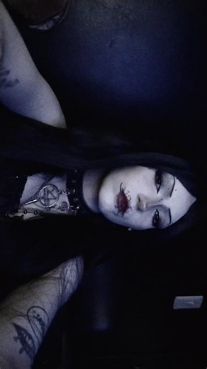 Os vídeos de Satan's Horns (@_von.bathory_) com Sweet Disaster - Vandal Moon