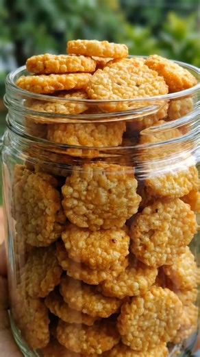 Rice Krispie Cheddar Crackers | Crispy, Cheesy & Just Like Grandma's Tin Treats These little crunchy bites take me back to sitting on the porch with my grandma, snacking straight from her old metal cookie tin. Salty, cheesy, and downright addictive! Ingredients: 1 cup shredded sharp cheddar cheese ½ cup (1 stick) butter, softened 1 cup all-purpose flour 1½ cups crispy rice cereal ½ teaspoon salt ¼ teaspoon cayenne pepper (optional, for a little kick) Instructions: 1. Preheat your oven to 350°F a