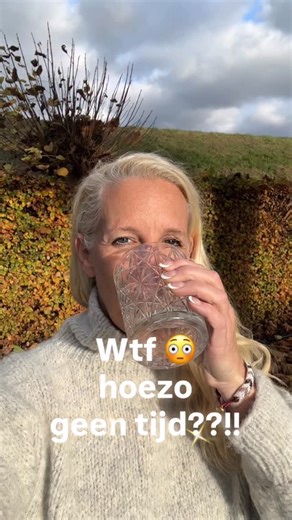 Mascha van Berkel - 35 kg ⬇️ on Instagram: "“‘Wtf bedoel jij, ik heb geen tijd?’ of ‘geen zin’… Als professional hoor en zie ik dit dagelijks in mijn praktijk. We zijn drukker dan druk. Een van de eerste dingen waar we dan mee stoppen; goed voor onszelf zorgen, juíst als je al zo druk bent. (Herkenbaar, want ooit was ik ook zo.) Maar ehm… hallo! Eten en drinken zijn letterlijk de reden dat je nog rondloopt op deze aardbol. Zonder die brandstof gaat het snel bergafwaarts met je hè. Je lichaam dra