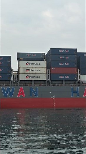 才發現貨櫃不等距的萬海 WAN HAI 313 富春輪🚢穿裙裙拍船船