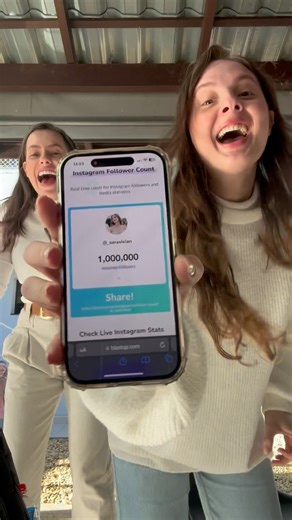 Sara Vivian on Instagram: "Somos 1 milhão! 🌽 A um ano e meio atrás eu estava me sentindo tão perdida profissionalmente, tentando me encaixar em coisas que não faziam um real sentido pra mim. Deus só precisava que eu acalmasse meu coração ansioso, e confiasse totalmente nos planos dEle. Eu decidi pedir demissão, e acreditei nos planos de Deus e no meu sonho de ser cantora e quem sabe, influenciadora digital. Vocês nos acolheram tão bem, somos gratos por cada mensagem, compartilhamento, sem vocês