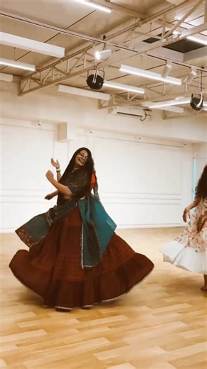 Vanshika aswani | Banthan aisi, ke camera bhi bole – “wow!” 😍📸 #banthan #banthanreel #trending #viral #banthandance #desivibes #indiangirlvibes... | Instagram