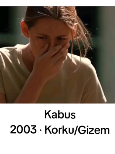 Kabus 2003 ‧ Korku/Gizem Cold Creek Manor (Kabus), büyük şehir hayatından kaçıp kırsaldaki eski bir malikaneye taşınan Tilson ailesinin, evin karanlık geçmişi ve hapisten çıkan tekinsiz eski sahibiyle (Dale Massie) yüzleştiği psikolojik bir gerilim filmidir. Cooper (Dennis Quaid) ve Leah (Sharon Stone) çifti, evdeki sırları keşfettikçe tehlikeli bir oyunun içine çekilirler. Disney Disney 4 Filmin Öne Çıkan Detayları: Tür: Psikolojik Gerilim. Konu: Şehirden taşınan ailenin, satın aldıkları köhne 