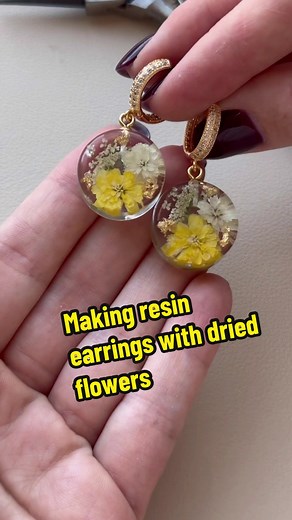 Making Resin Earrings with Dried Flowers