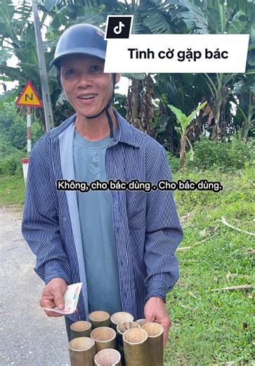 Sáng sớm mk vừa ngủ dậy mà bác đã đi bộ đến dưới nhà mk cách khoảng 3km. Thấy bác ,mk vội vào nhà lấy tiền, rồi chạy ra gọi bác ý. 300k này là tiền các nhà hảo tâm gửi mk chia cho các nhà khó khăn. Bác Ú cũng rất khó khăn cả nhà ạ#huyendaodo #vungcao