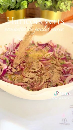 Idée de repas équilibré 🔥🔥❤️ Et très simple à faire 🤤 Purée de pommes de terre : Bouillir les pommes de terre. Assaisonner avec une noisette de beurre, du sel ,poivre, persil ou ciboulette, muscade en poudre, crème liquide, ensuite écraser avec un presse purée. Brochettes de poulet Coupées en petits morceaux le blanc de poulet , assaisonner avec du sel, poivre, ail, paprika, sauce de soja sucré et gingembre en poudre. Fin de cuisson : badigeonner avec du beurre fondu, soja sucré persil. Haric
