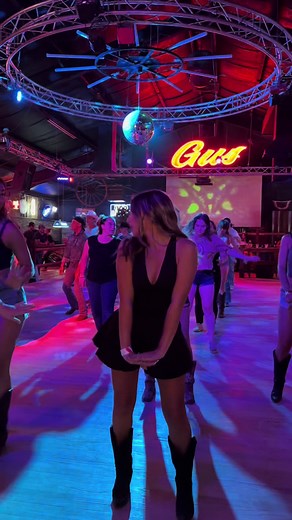 Um these linedances seem to be getting groovy. I like it. #rodeo #linedance #linedancing #countrydancing #flex #flexlinedance