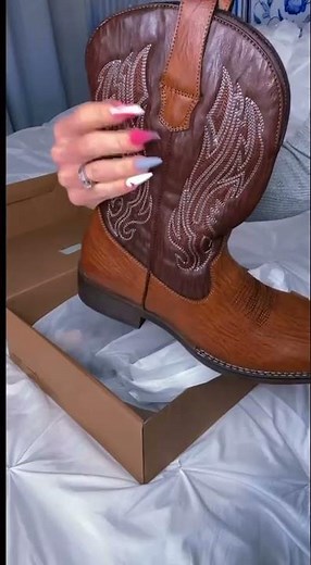 Step into classic Western style with these Cowboy Boots for Men — the perfect blend of rugged charm