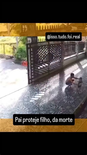mtt on Instagram: "​🚨 REGISTRO IMPACTANTE: Câmera de segurança flagra momento em que homem salva criança de esmagamento! 😱🇮🇩 ​Imagens de um circuito interno de TV (CCTV) capturaram um incidente impressionante na província de Lampung, na Indonésia. 📹 O vídeo registra o exato momento em que um portão metálico de grandes proporções se desprende do trilho superior e desaba em direção a uma criança pequena que brincava na garagem. 🏠🏗️ ​🔍 O Incidente em Detalhes: Nas imagens, observa-se o mome