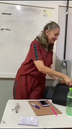 eu sei q no fundo ela ta triste kakakak