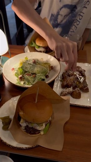 かつき on Instagram: "キャプション by Hyatt 兜町 東京 に泊まってきた✌️ 金融街としての歴史と新しいカルチャーが入り混じるエリアで楽しかった！ 1階の Talk Shopはとにかくおしゃれで、お食事も美味しかったので皆んなも是非行ってみて欄 #CaptionByHyatt #CaptionByHyattKabutochoTokyo #PR @captionbyhyatt_kabutochotokyo"