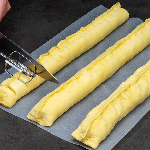 1.8M views · 8.3K reactions | Cand nu ai timp sa gatesti! Aperitiv delicios gata in 10 minute Ingrediente: aluat foietaj: 800 g ton din conservă: 150 g măsline verzi: 150 g maioneză: 50 g ouă fierte: 4 buc mozzarella: 150 g brânză gorgonzola: 200 g miez de nuci: 150 g ouă: 1 buc semințe de mac: 10 g parmezan: 30 g semințe de susan: 10 g | Savuros.TV | Facebook