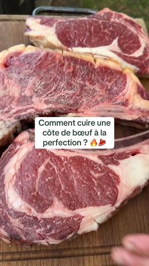 Cuire parfaitement sa côte de bœuf 🔥🥩 C’est la saison des barbecues donc l’occasion de vous donner une petite astuce de cuisson pour pas louper sa côte de boeuf au barbecue 👌🏻🥰 Sortir votre viande du frigo et la mettre pendant 1h30-2h00 au four à 50 degrés ⏰ Une fois que c’est fait, vous avez plus qu’à la snacker quelques minutes aller-retour sur votre barbecue 🥓✅ Et voilà y’a rien de plus simple 👍 Une astuce parfaite pour éviter de faire cramer votre viande et qu’elle soit froide à l’int
