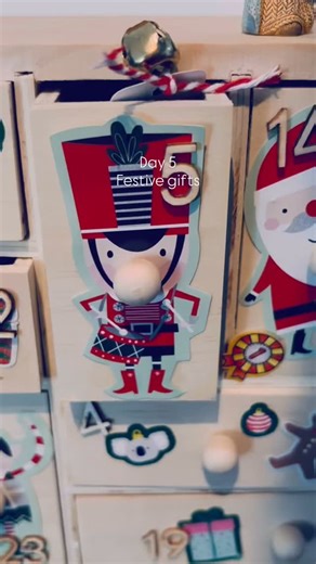 🎁 DAY 5: CLASSMATE GIFT MAKING! ✨ Today’s advent moment is all about giving, creating, and sharing a little festive joy with our friends at school. We’re putting together the cutest sugar-free class gifts — think bendy pencils and a fun little keyring each! Practical, playful, and perfect for excited little hands. 🎒🌟 AND of course I missed all the process videos this time round 😅😅 Are YOU organising class gifts this year? 👉 Are you going crafty? 👉 Sugar-free goodies? 👉 Little treasures? 