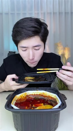 重庆老火锅味的自热火锅太好吃了#上热门 #重庆火锅 #自热火锅 #美食主播 | self heating hotpot