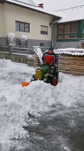 Holder A10 beim Schneeeräumen