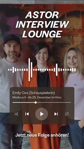 Neue Folge der ASTOR Interview Lounge 🎙️ In der aktuellen Podcastfolge ist Schauspielerin Emily Cox zu Gast. Im Gespräch geht es um ihren neuen Film „Der Medicus II“, ihre Rolle als Königin und die Arbeit an einer Figur mit mehr Facetten, als man zunächst vermutet. Außerdem sprechen wir über Schwertkampf-Szenen, mentale Vorbereitung durch Musik und darüber, was für sie als Schauspielerin wirklich zählt. Unser Tipp: Wer noch tiefer in die Welt von „Der Medicus II” eintauchen möchte, findet in de