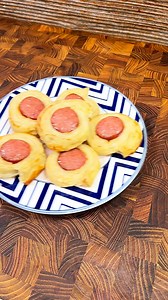 🥐🥓 Sausage Pinwheels This sausage pinwheel story shows those spirals of dough and sausage baking up into golden, flaky bites. The fat from the sausage renders into the layers and adds tons of flavor. They look fancy on a platter but are super easy to make. Serve them at brunch, potlucks, or as a hearty snack any time of day. They taste great warm or at room temperature which makes them easy to serve. A simple recipe that always delivers. 🚨 Recipe In Comments 🚨 #sausagepinwheels #breakfastfoo