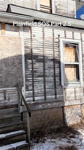 A short clip of a house walk around plus a bonus fun fact of the only mystery of the house! Within the time we’ve been here we’ve given several very cool officers tours of the house and property while just trying to change lights lol @TheDudeism1 #plainfield #illinois #sos #house #viral