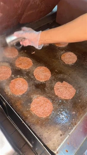 Our Halopeño Burger packs a punch! 🔥 If you are looking for some heat, enjoy a fresh never frozen beef patty paired with halopeño ranch, pepper jack cheese, and halopeños fried in beef tallow on a lightly toasted bun. 🤤 #burgers #fastfood #spicy | Halo Burger